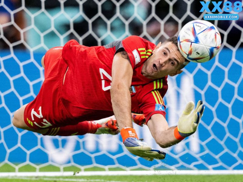 Emiliano Martínez – Đẳng cấp của sự ổn địnhThibaut Courtois